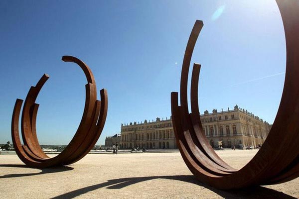 Гигантские металлические конструкции «под ржавчину» работы скульптора Бернара Вене останутся на площади перед Версальским дворцом. Такое решение принял административный суд Версаля, отклонивший требования гражданских активистов.