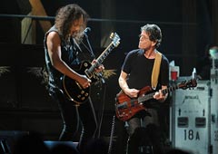 Лу Рид (справа) выступает вместе с  Metallica  на концерте в честь 25-летия Зала славы рок-н-ролла. Мэдисон-сквер-гарден, Нью-Йорк, октябрь 2009 года