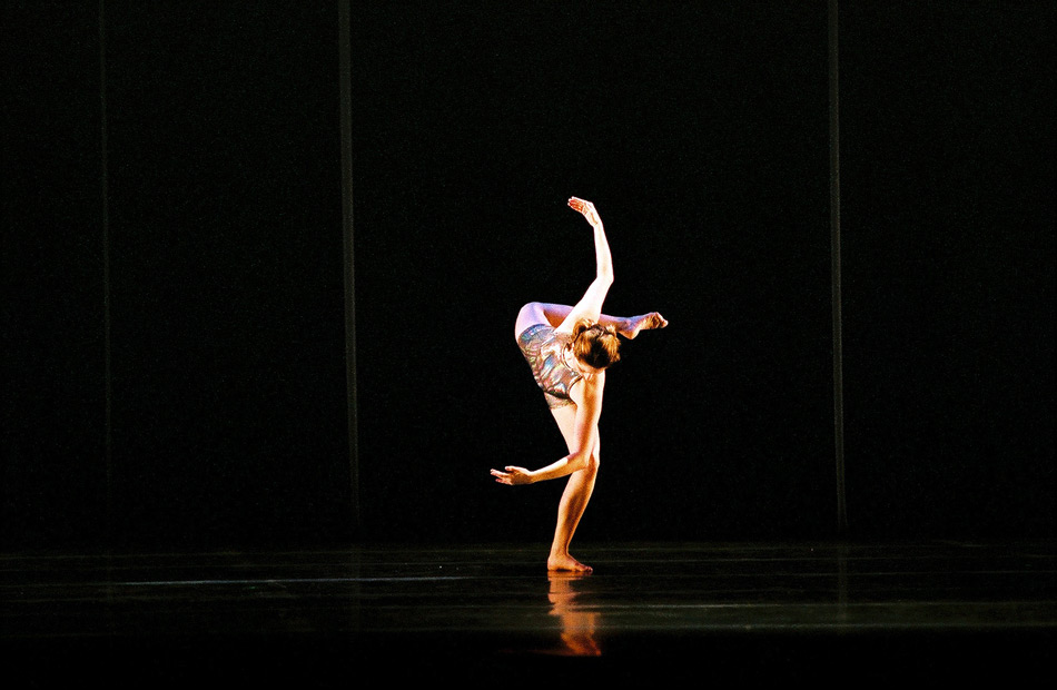 Сцена из балета Biped. Дженни Стил - Tony Dougherty
