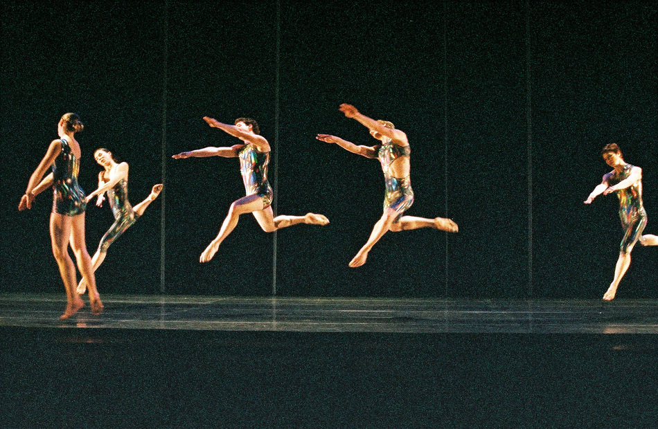 Сцена из балета Biped. Мерс Каннингем Данс Компани - Tony Dougherty