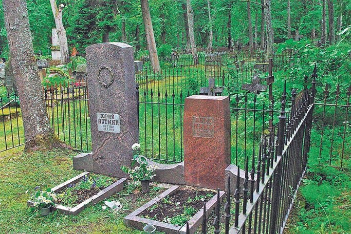 На кладбище Раади в эстонском городе Тарту неизвестные вандалы украли бронзовый крест с могилы литературоведа и культуролога, профессора Тартуского университета Юрия Лотмана (1922–1993).