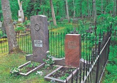 В Эстонии осквернили могилу Юрия Лотмана