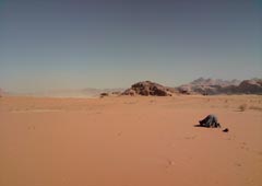 Житель Иордании молится в пустыне, обратившись лицом к Мекке