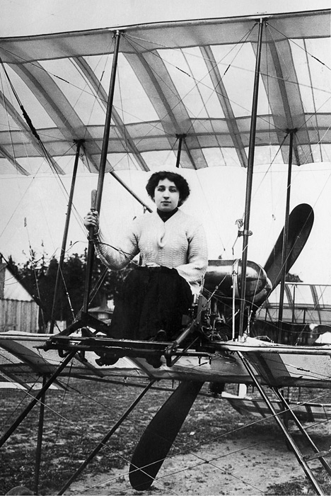 Карл Булла. Лидия Зверева, первая русская летчица на самолете «Фарман IV». Санкт-Петербург. 1910
