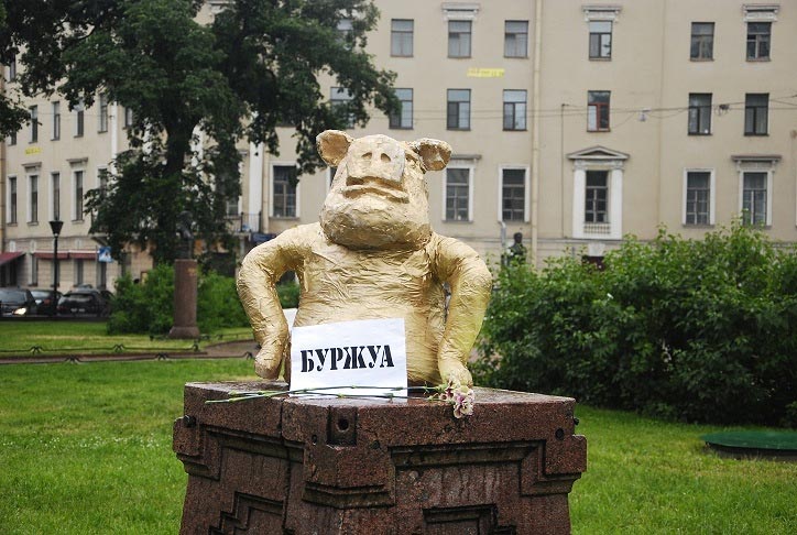 В центре Петербурга активисты из левой организации Движение сопротивления имени Петра Алексеева (ДСПА) установили первый в России памятник буржуазии. Памятник представляет собой самодовольно ухмыляющуюся свинью.