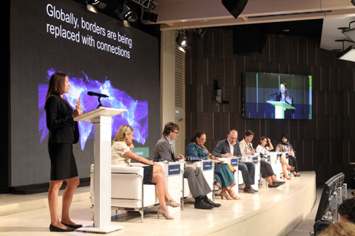Менеджер по международному развитию Facebook Анжела Це (слева) выступает с докладом в рамках форума Future Media