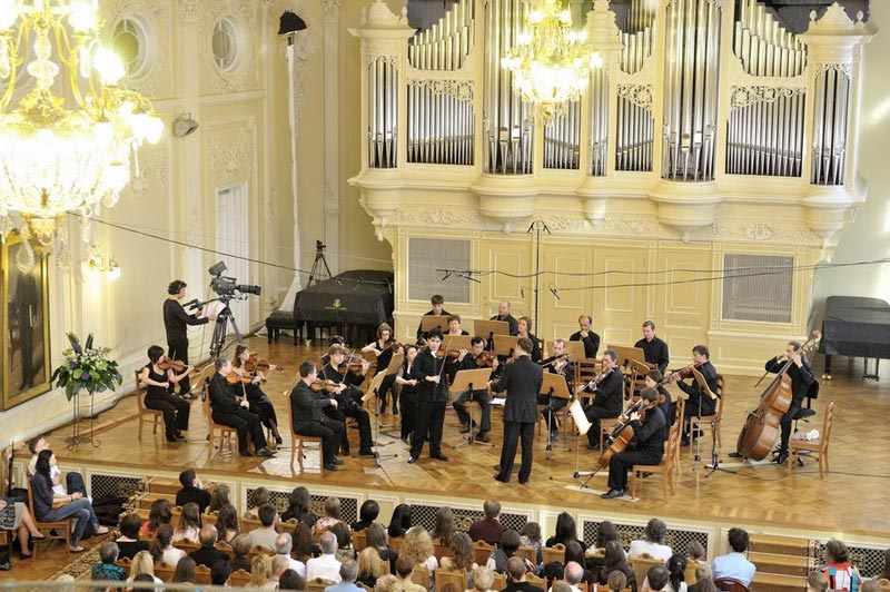 Сегодня, 27 июня, на XIV Международном конкурсе им. П.И. Чайковского в Москве и Петербурге начинаются финальные прослушивания по специальностям «фортепиано», «скрипка» и «виолончель», в которых примут участие 15 музыкантов из 11 стран мира.