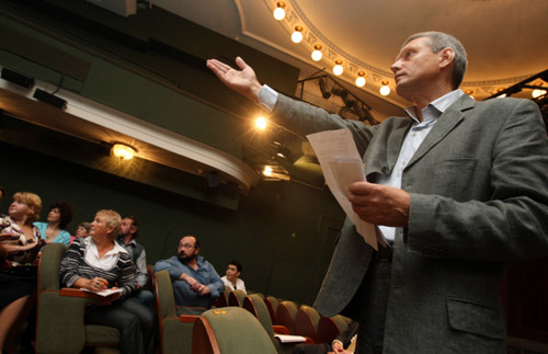 Александр Галибин во время сбора труппы Московского драматического театра имени К.С. Станиславского 9 сентября 2008 года
