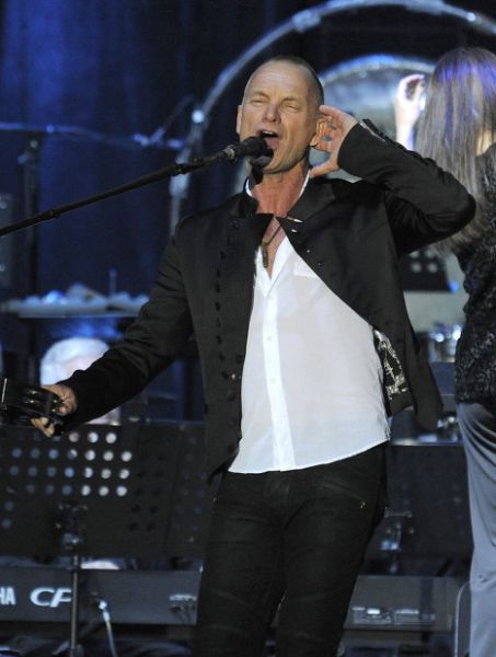 Экс-фронтмен The Police, знаменитый певец Стинг отменил концерт в Астане 4 июля в знак солидарности с массово бастующими в стране нефтяниками.