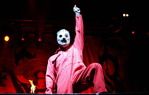 Фронтмен Slipknot Кори Тэйлор (№8) в маске, созданной им для четвертого альбома группы All hope is gone