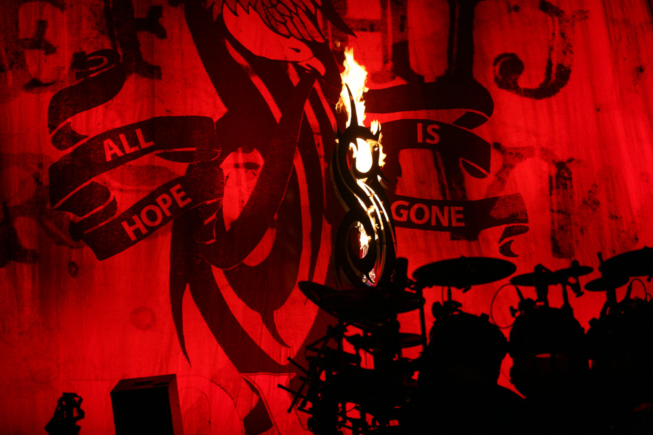 Логотип Slipknot – Tribal S, придуманный ударником группы Джоуи Джордисоном (№1). У группы богатая символика, вызывающая частые споры о ее возможном сатанинском характере