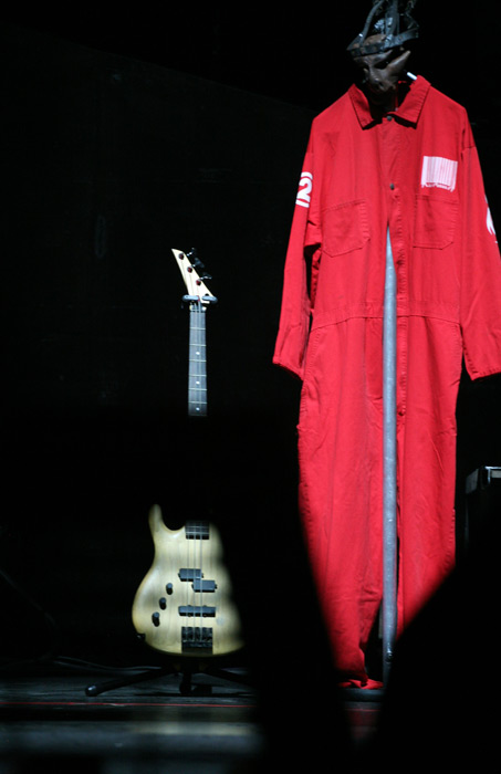 Сценический красный костюм, маска и гитара бас-гитариста и одного из основателей группы Пола Грэя, погибшего в мае 2010 года от передозировки морфия
