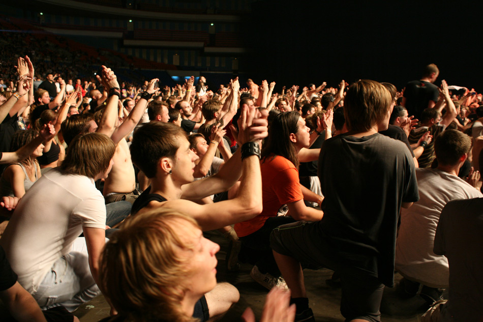 Песня «Spit it out», на которой фанаты традиционно опускаются на пол. На московском концерте зрителям понадобилось несколько призывов фронтмена «sit down», прежде чем это возымело действие. Слова Jump da fuck up являются сигналом для продолжения бешеных плясок.