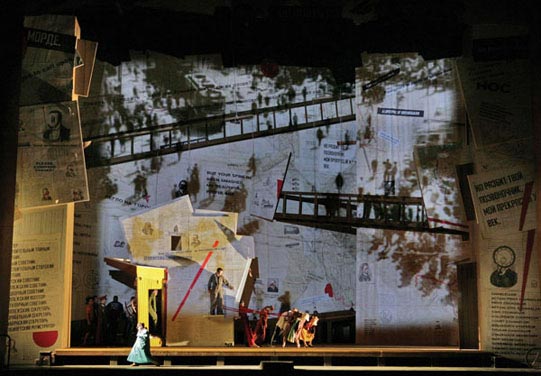 На Фестивале оперного искусства в южнофранцузском городе Экс-ан-Провансе с большим успехом прошел показ оперы Дмитрия Шостаковича «Нос» в постановке известного художника и режиссера из ЮАР Уильяма Кентриджа.
