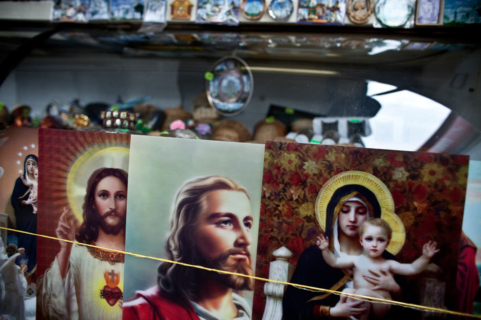 Палатки продажи сувениров около «святых мест» - Арсений Несходимов