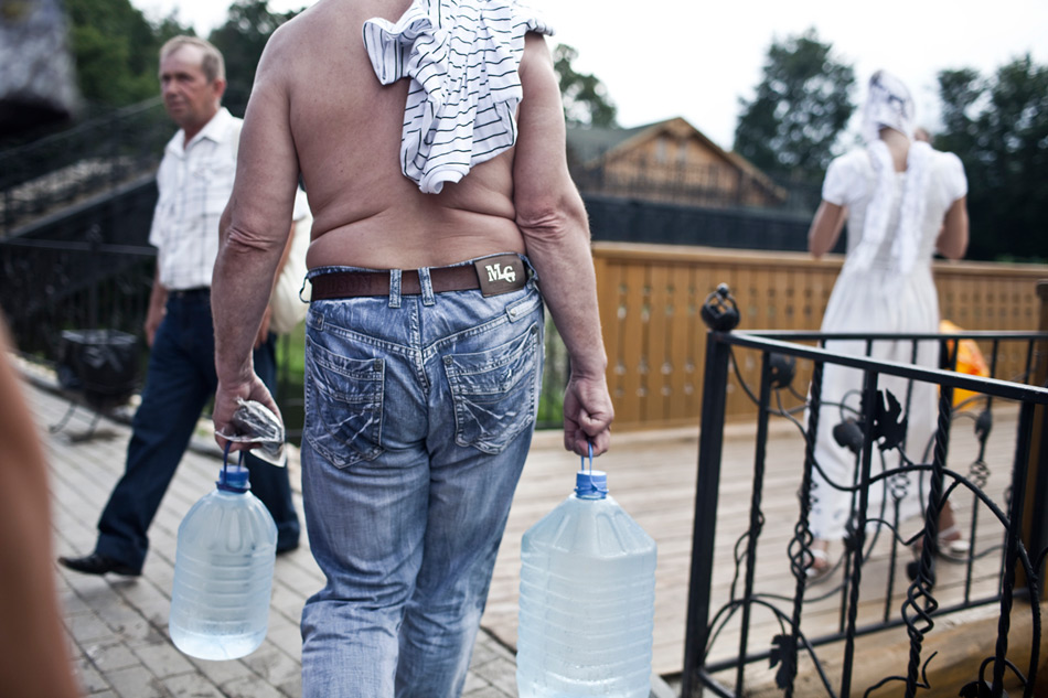 Паломники набирают «святую воду» в источнике Преподобного Серафима Саровского - Арсений Несходимов