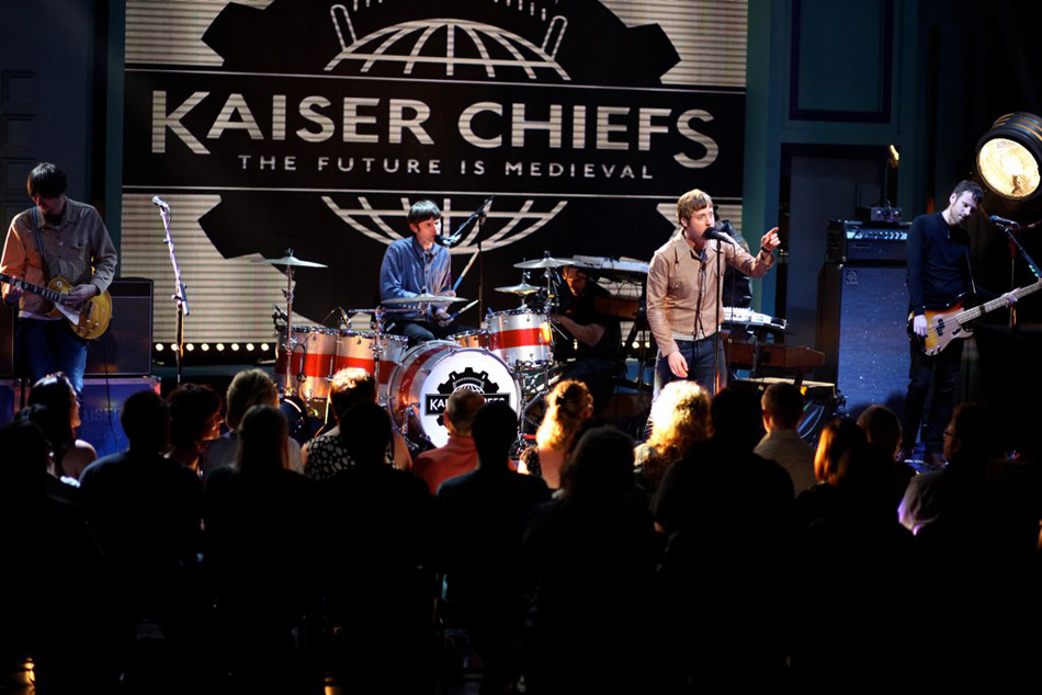 Выступление группы Kaiser Chiefs на шоу английского комедианта Ли Мака «Lee Mack's All Star Cast». Июль 2011