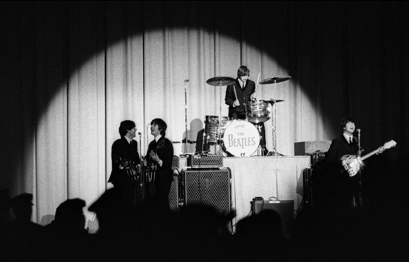 В среду, 20 июля, на аукционе Christie’s в Нью-Йорке будут представлены фотографии, сделанные в 1964 году во время гастролей The Beatles в США. Почти полвека эти фото не видел никто, кроме их автора.