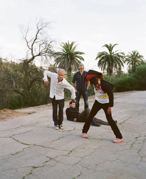 Свой новый сингл «The Adventures Of Raindance Maggie» представила в интернете знаменитая американская фанк-рок группа Red Hot Chili Peppers.