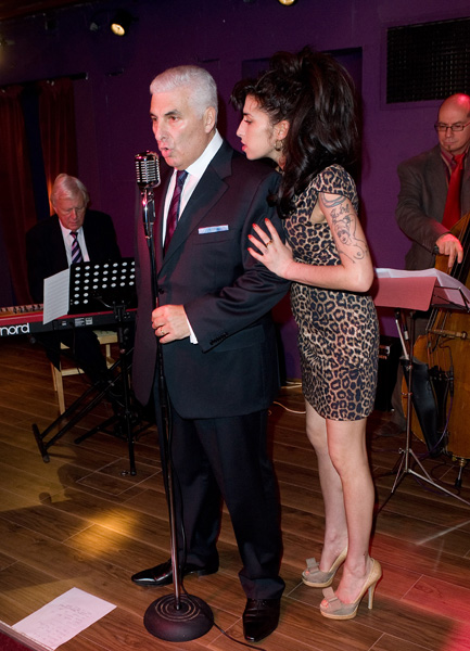 Эми Уайнхаус и ее отец Митч в ночном клубе City Burlesque, Лондон, октябрь 2010