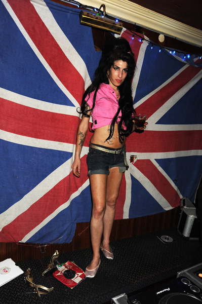 Эми Уайнхаус во время выступления в лондонском клубе, июль 2008