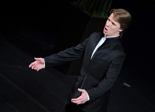 Константин Ушаков, занявший второе место в номинации «Мужской вокал», во время выступления в финале конкурса «Опералия»