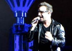U2 во время исполнения «Stuck In A Moment».