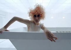 Кадр из клипа  «Bad Romance» 