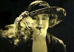 Обе главные роли в «Белой тени» исполнила Бетти Компсон ( Betty Compson ), сыгравшая сестер-близнецов. В 1923 году она же снялась в фильме «Женщина женщине» ( Woman to Woman ), над которым Хичкок работал в качестве соавтора сценария и ассистента режиссера