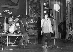 Мария Вирхов и группа «Ассоциация Пых» на Всесоюзном фестивале альтернативной и леворадикальной музыки (Первый панк-фестиваль). Тюмень, июль 1988 года
