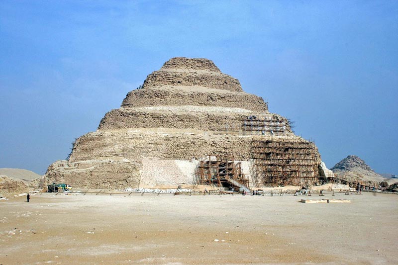 Глава Высшего совета по древностям Египта Мохаммад Абдель-Максуд отреагировал на публикации в местных СМИ о том, что древнейшей в мире пирамиде Джосера грозит обрушение, и пообещал продолжить ее реставрацию.