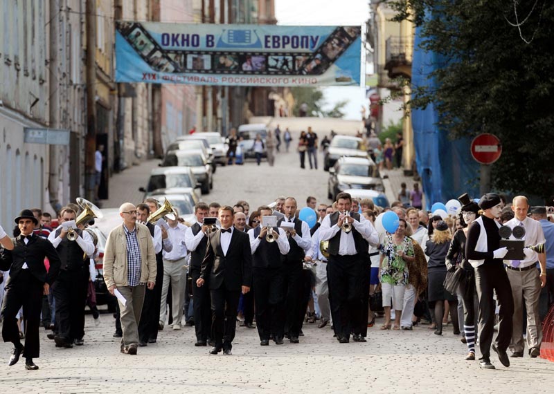 XIX Фестиваль российского кино «Окно в Европу» открылся в Выборге показом нового фильма Карена Оганесяна «Пять невест». Фестиваль продлится до 14 августа.