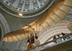 Модель дельтаплана, созданная по чертежам Леонардо да Винчи, на выставке в Музее Виктории и Альберта в Лондоне