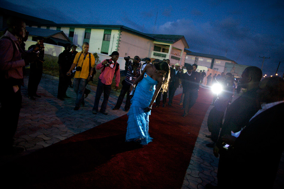 Звезда Нолливуда Стефани Окереке идет на церемонию вручения премий Африканской киноакадемии в столице штата Байелса, городе Йенагоа - Гай Калаф