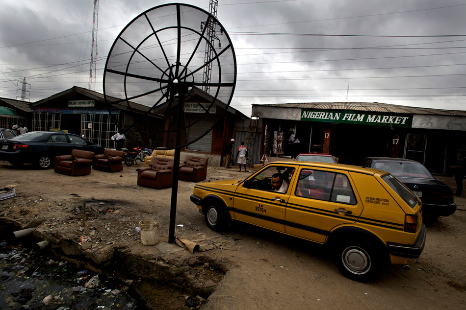 Фирменный магазин студии Famutsa Film Productions, часть большого видеорынка в Лагосе  - Гай Калаф