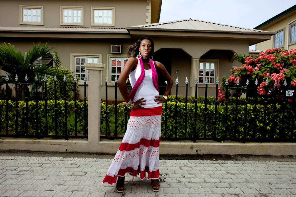 Нигерийская кинозвезда и сценарист Стефани Окереке, одна из первых начавшая сниматься в иностранных фильмах, возле своего дома - Гай Калаф