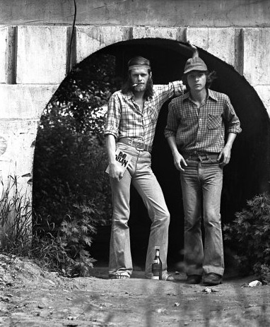 Борис Гребеньщиков и Майк Науменко. Фотография для диска «Все братья и сёстры». 1978