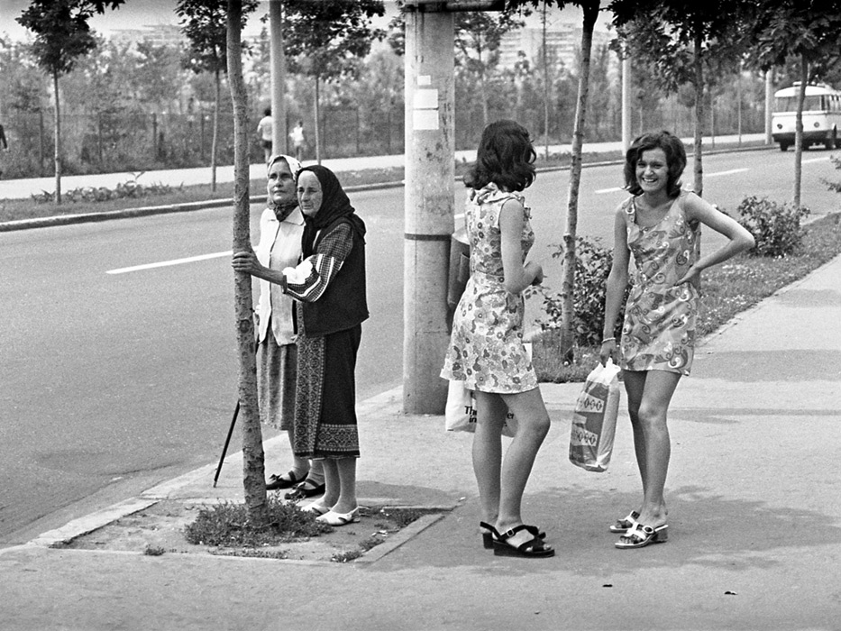 Кривоносов Ю. На автобусной остановке. Бухарест. 1973 