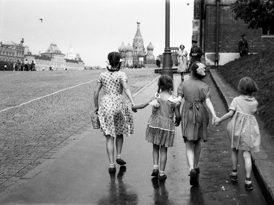 Кривоносов Ю. В выходной на Красную площадь. 1950-е годы