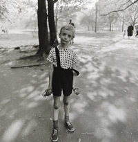 Диан Арбюс. Ребёнок с игрушечной гранатой в Центральном парке. 1962 