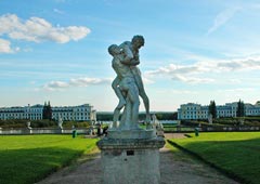 Скульптура «Геркулес и Антей» на верхней террасе парка в «Архангельском»