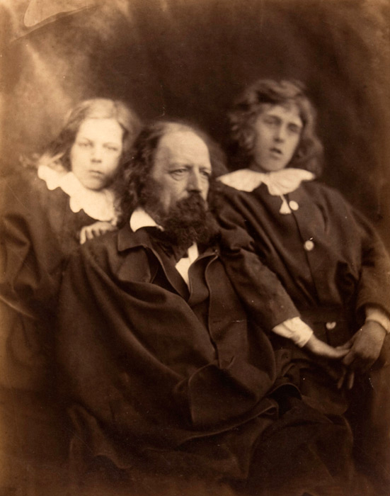 Альфред Теннисон с сыновьями Хэлламом и Лайонелом. 1862. Альбуминовая печать
