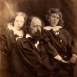 Альфред Теннисон с сыновьями Хэлламом и Лайонелом. 1862. Альбуминовая печать
