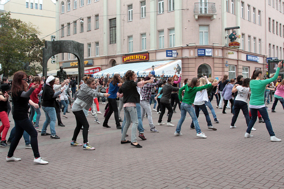 Флешмоб на Старом Арбате. Фанаты танцуют танец группы SHINee «Ring Ding Dong». 6 сентября 2011 - Валерий Леденев