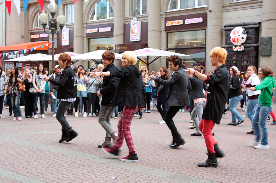 SHINee танцуют «Ring Ding Dong» вместе с фанатами. Старый Арбат. 6 сентября 2011 - Валерий Леденев