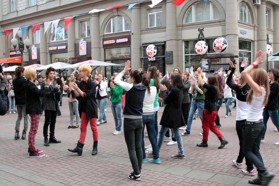 SHINee танцуют «Ring Ding Dong» вместе с фанатами. Старый Арбат. 6 сентября 2011 - Валерий Леденев