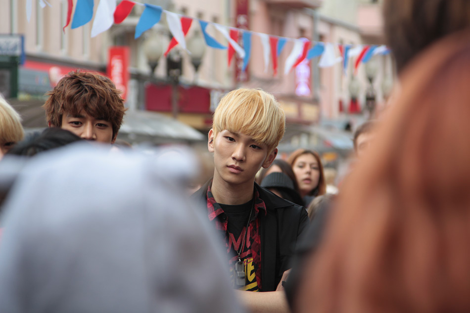 Minho (слева) и Key (в центре) из SHINee общаются с фанатами. Флешмоб на Старом Арбате. 6 сентября 2011 - Валерий Леденев
