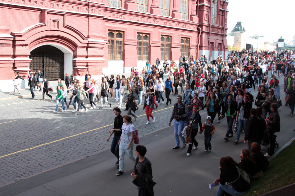 Флешмоб движется с Красной площади к Историческому музею - Валерий Леденев