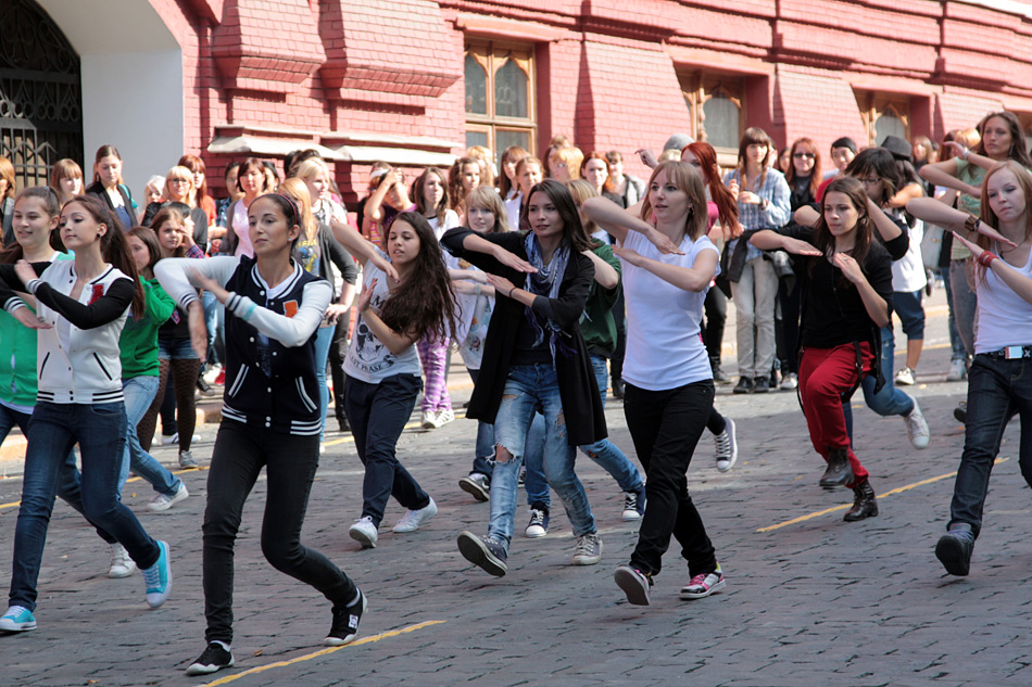 Флеш флешмоб. Танцы молодежи на улице. Флэшмоб. Молодежь на улицах Москвы. Танцевальный флешбомна улице.