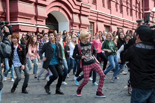 SHINee танцуют «Ring Ding Dong» вместе с фанатами. Флешмоб на Красной площади. 6 сентября 2011 - Валерий Леденев